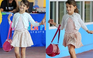 Suri Cruise vui vẻ nhảy chân sáo đi chơi cùng mẹ