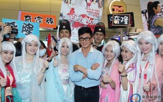 Ngô Kỳ Long bị dàn "Bạch phát ma nữ" bao vây 