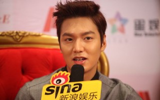 Lee Min Ho không khó chịu khi bị fan Trung... nhéo "vòng ba"