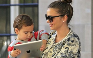 Flynn say sưa chơi máy tính bảng của mẹ