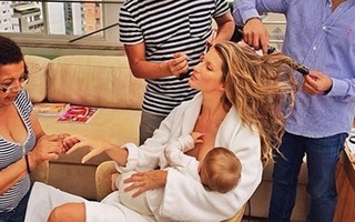 "Chân dài" số 1 thế giới vừa cho con bú vừa làm đẹp