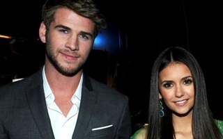 Liam Hemsworth hôn cuồng nhiệt bạn gái mới ở quán bar