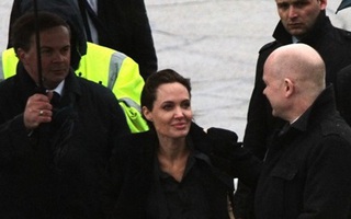 Mặc mưa gió Angelina Jolie đi thăm các nạn nhân chiến tranh