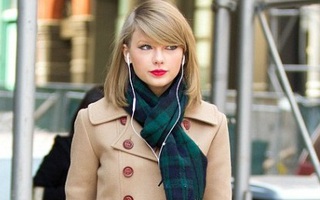 Taylor Swift duyên dáng "lẻ bóng" trên phố