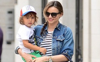 Miranda Kerr và con trai nổi bật trên phố