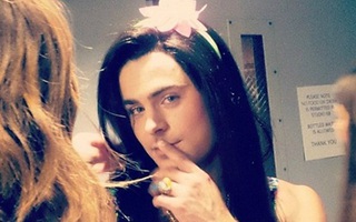 Zac Efron giả gái, quậy tưng khiến fan cười nghiêng ngả