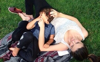Miranda Kerr và con trai nằm dài trên thảm cỏ