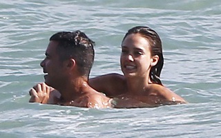 Vợ chồng Jessica Alba "hâm nóng" tình yêu bằng kỳ nghỉ ở Mexico