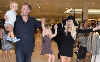Gia đình Jessica Simpson gây náo loạn ở trung tâm mua sắm