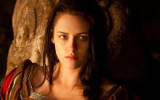 Kristen Stewart bị "tống cổ" khỏi dự án Bạch Tuyết
