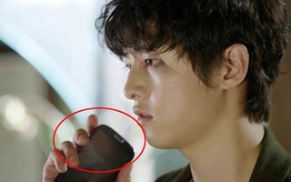 Sao Hàn cầm ngược điện thoại vì chưa từng dùng... smartphone