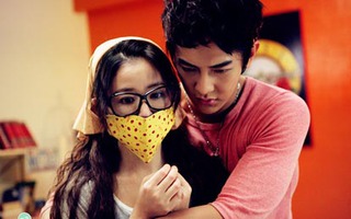 Lâm Tâm Như bị trai trẻ ôm chặt