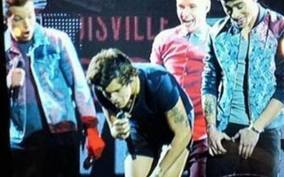 Harry Styles bị đồng nghiệp... tụt quần trước 20.000 fan