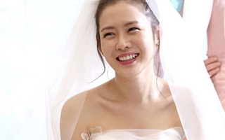 Son Ye Jin rạng rỡ mặc váy cưới