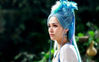 Chung Hân Đồng hóa “hồ ly” tóc xanh xinh đẹp