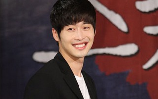 "Hoàng tử nụ cười" Kim Jae Won rạng rỡ ngày trở lại