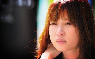 Xem Hoa hậu Hồng Kông làm... gái quán bar trên màn ảnh Việt