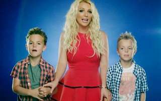 Britney khoe hai con trai dễ thương trong OST "Xì Trum 2"