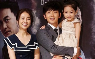 Lee Jun Ki lóng ngóng bế "con gái" đi ra mắt phim