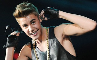 Justin Bieber vô tư đút điện thoại của fan vào... "chỗ hiểm"