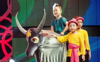 Các bậc phụ huynh Đồ Rê Mí thích thú hỗ trợ con trên sân khấu