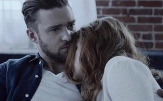 Justin Timberlake bị "bạn gái"... hành hạ