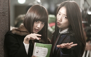 Park Shin Hye thân thiết với "tình địch" trên phim trường