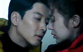 Lee Dong Gun "tấn công" Yoon Eun Hye bằng một nụ hôn