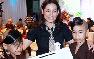 Phi Nhung ra album để có kinh tế nuôi... 18 đứa con