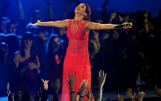 Video của năm thuộc về Rihanna với "We Found Love"