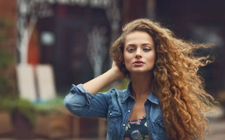 Chăm sóc và phục hồi mái tóc xoăn bị hư tổn