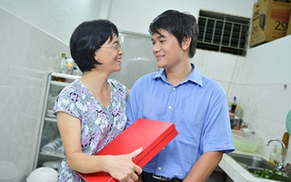 Mẹ của thủ khoa Nguyễn Hoàng Nam "Món quà của con khiến tôi thật bất ngờ"