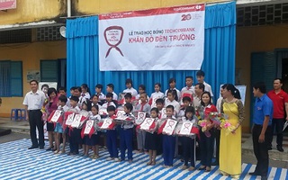  “Khăn đỏ đến trường” - Ươm mầm ước mơ trên vùng quê nghèo