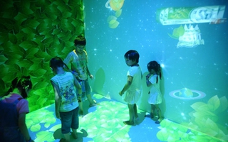 Bé hào hứng khám phá "Hành tinh trà xanh"