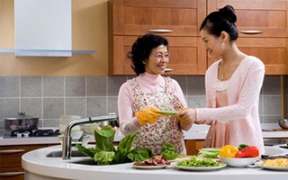 Bí quyết chinh phục những bà mẹ chồng khó tính