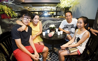 Gia đình Mỹ Linh đi ăn kem cùng đại sứ Ý 