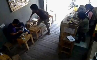 Cư dân mạng shock vì clip cướp Ipad trong quán café ở Sài Gòn