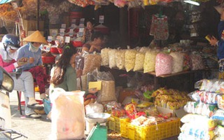 Mứt Tết, bánh kẹo “ba không” tràn lan khắp chợ