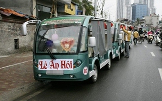 Độc đáo lễ ăn hỏi bằng xe điện tại Hà Nội