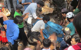 Tìm thấy thi thể người mẹ ôm con sau trận lũ quét