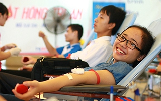 Chị em hào hứng đội mưa tham gia hiến máu "Giọt hồng tri ân" từ rất sớm