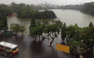 Mưa lớn khiến nước Hồ Gươm tràn lên bờ, phố cổ ngập nặng