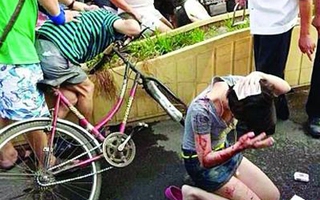 Đuổi bắt kẻ sàm sỡ, cô gái trẻ bị "dê xồm" dùng khóa đập vỡ đầu