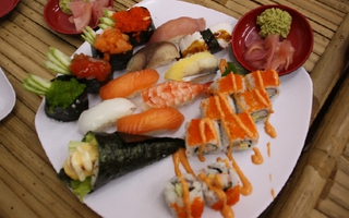 Đi ăn sushi lề đường giá cực bình dân