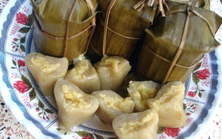 Tết đến, nếm bánh tét cốm dẹp của người Khmer