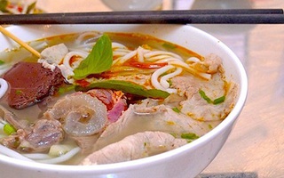 Ăn bún bò "đã ít thịt lại đắt" ở phố Phù Đổng Thiên Vương