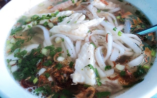 Ấm lòng như tô bánh canh cá lóc trong chiều mưa Sài Gòn