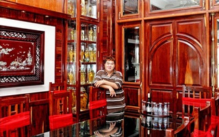 2 căn nhà "phủ kín" gỗ của sao Việt
