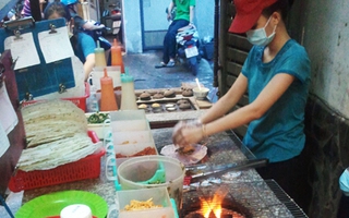 Đi ăn bánh tráng nướng "chuẩn Đà Lạt" giữa lòng Sài Gòn