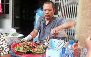 Đi ăn nộm "bố già" trên phố Hồng Phúc